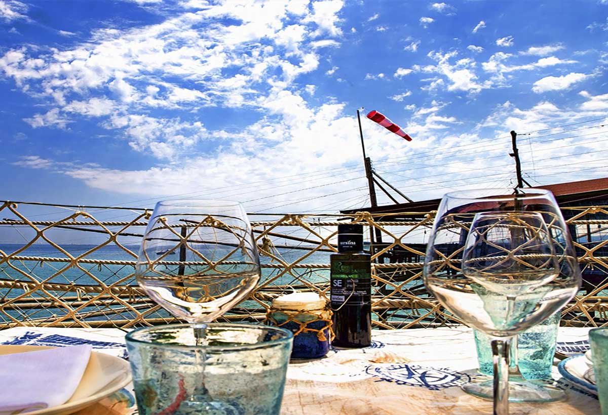 Illustrazione editoriale ispirata all'ambiente tipico di Trabocco Punta Cavalluccio
