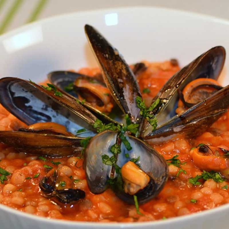 Segnaposto: fotografia di fregula con cozze da inserire