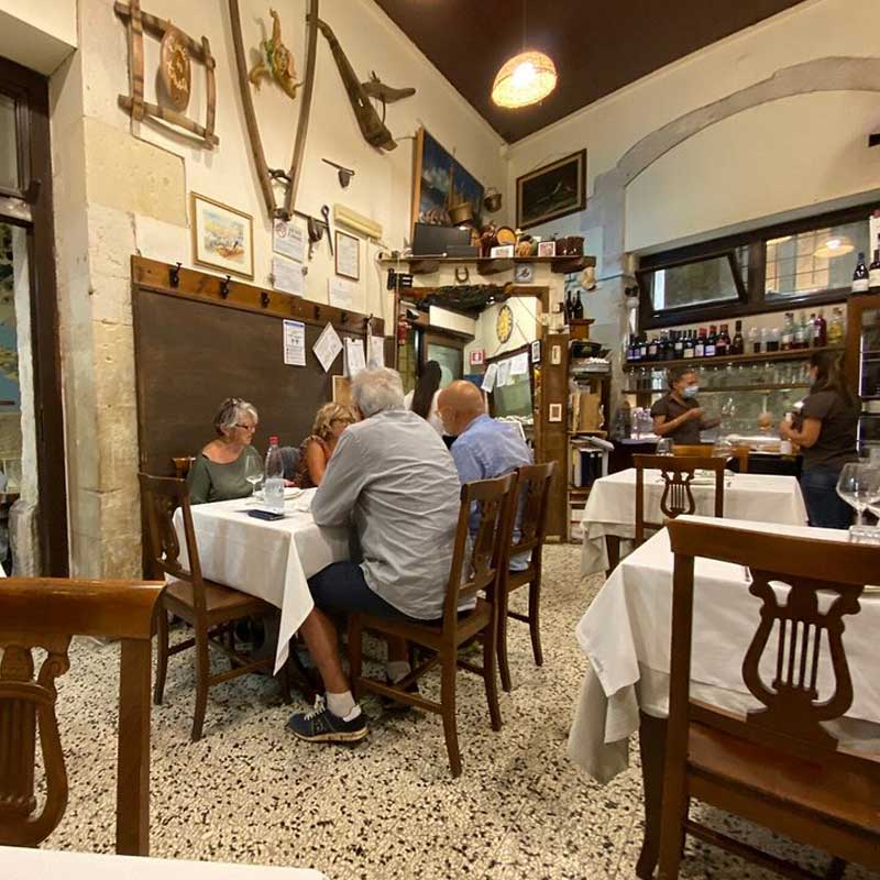 Illustrazione provvisoria di un locale; non è una fotografia di Sicilia in Tavola